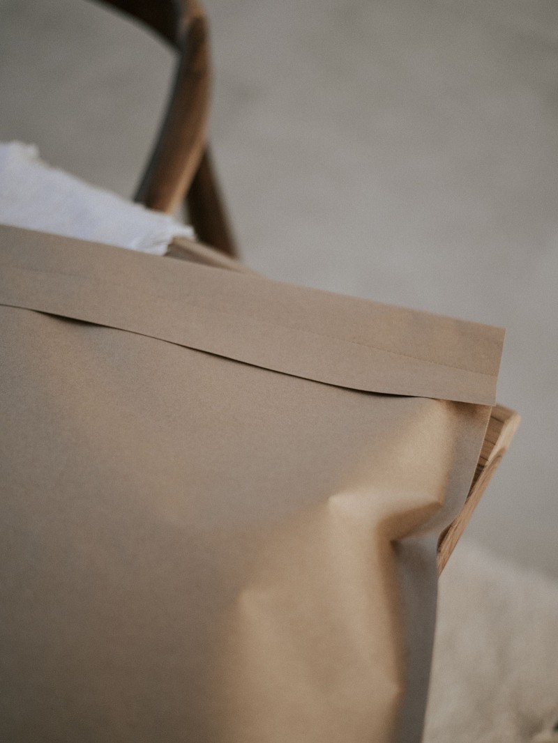 Pochette cadeau papier couché mat à fermeture adhésive recyclable,  ecologique et eco-responsable